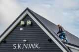 Plaatsing zonnepanelen op dak van kantine op zaterdag 2 oktober 2021 (8/23)